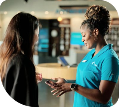C Spire employee helping a customer
